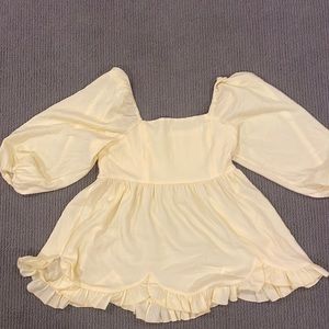 Cute yellow puff sleeve women’s entro size L